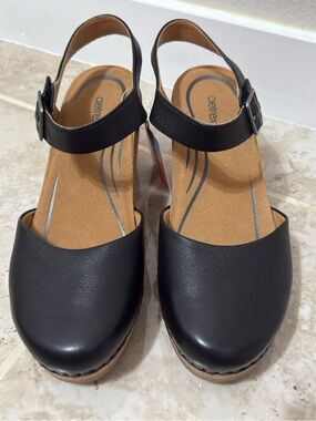 Aetrex Women's Finley Closed Toe Heel Sandal In Black Color (Size 40).